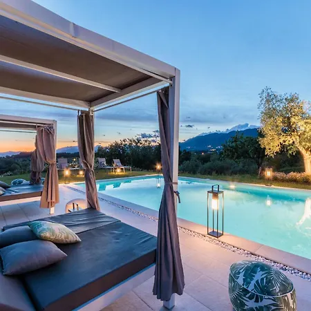 Villa 10 Bedrooms In Lucca With Pool